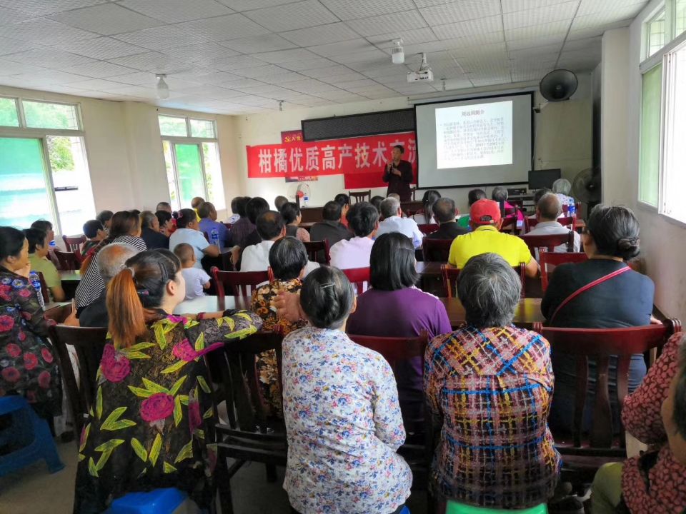 旗舰AG国际销售人员下乡宣传生物有机肥知识