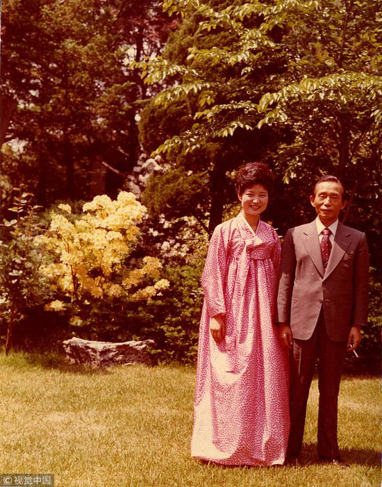 朴槿惠与父亲朴正熙的合影（图：视觉中国）