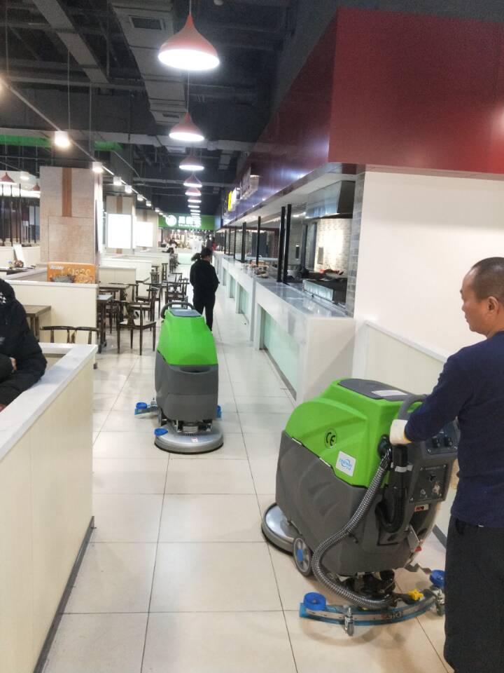 商业中心手推式洗地机交机