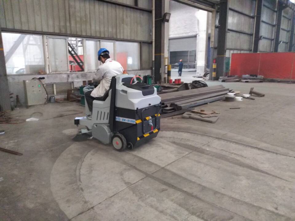 大型工厂清洁首选科威驾驶式扫地机