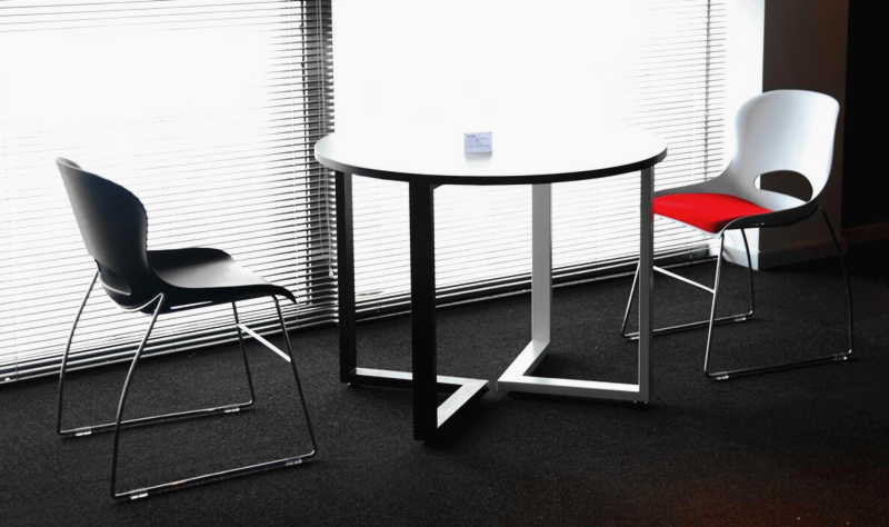 Small meeting table/chair