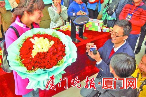  廈門一男子花10天用3344個魔方拼圖成功求婚