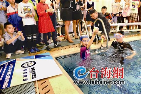 水下雙人單手復(fù)原三階魔方世界紀(jì)錄