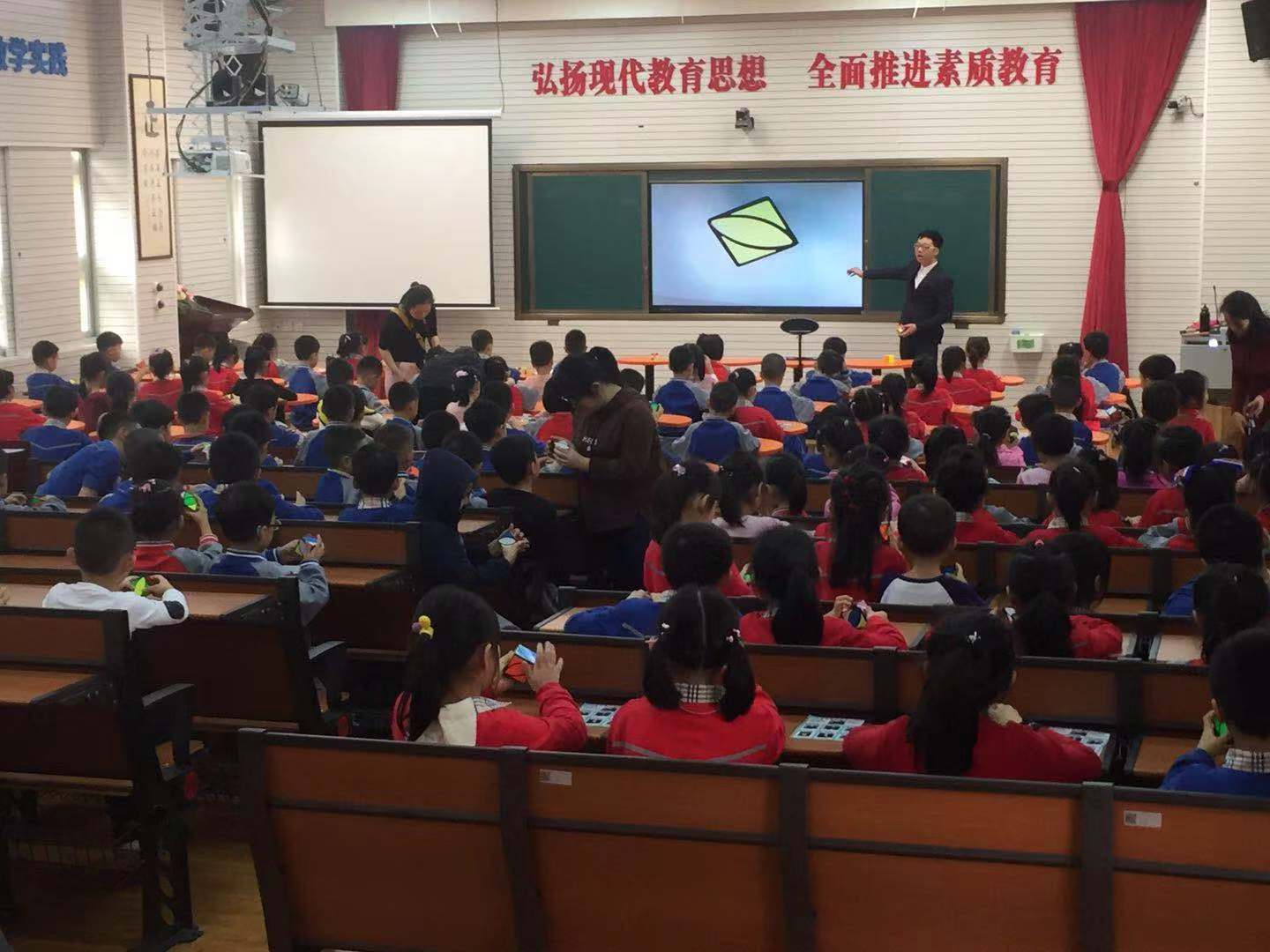 佳希魔方公益講堂走進嘉濱小學(xué)