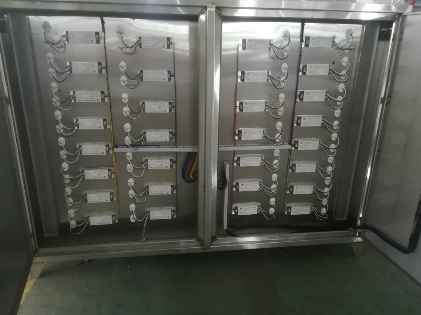 UV光氧催化废弃处理设备内部结构 UV光氧催化废弃处理设备内部结构