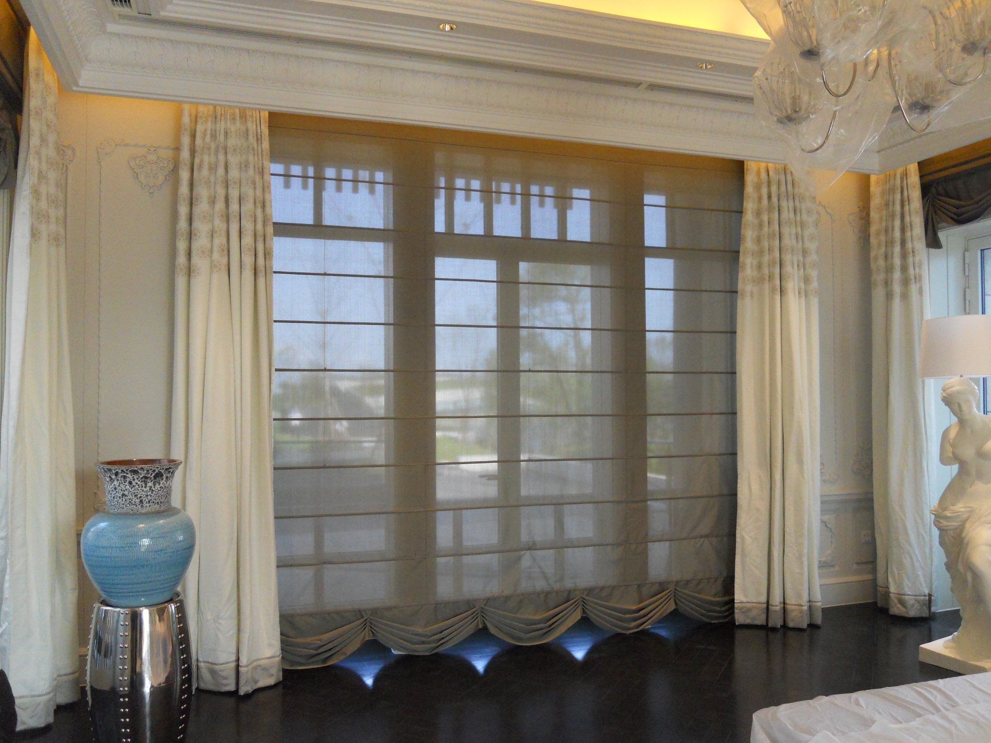伊莎莱-现代轻奢客厅窗帘效果图-客厅窗帘图片
