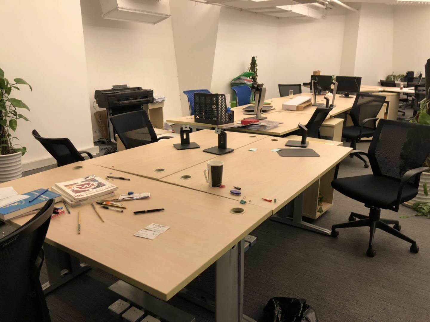 上海浦東某辦公室辦公用品清空整體回收處理