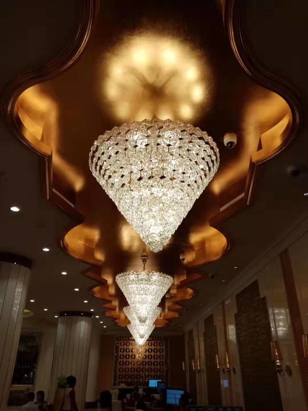我们应该怎样挑选好看品质又好的酒店水晶灯