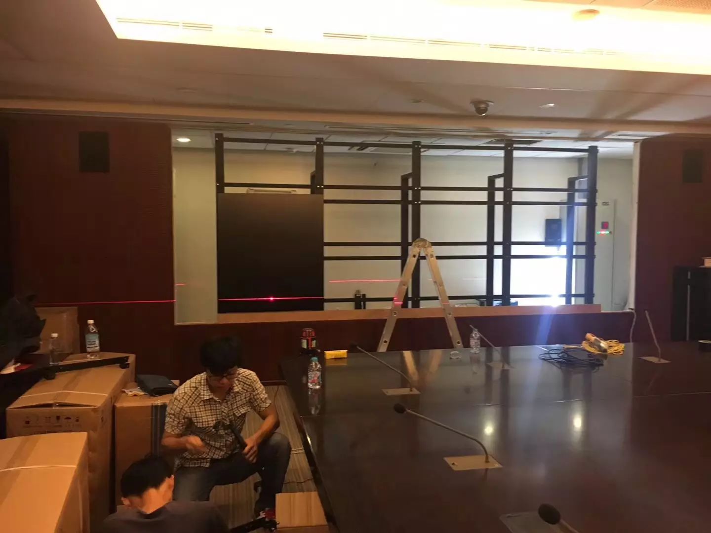 上海机场集团会议室拼接屏改造工程经过四个晚上紧张施工，终于顺利完成！