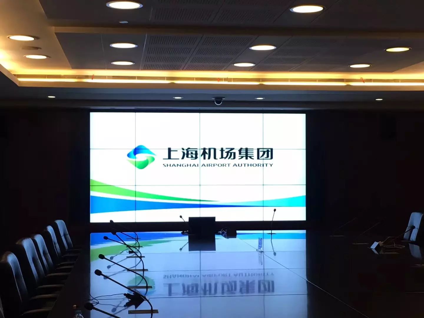 上海机场集团会议室拼接屏改造工程经过四个晚上紧张施工，终于顺利完成！