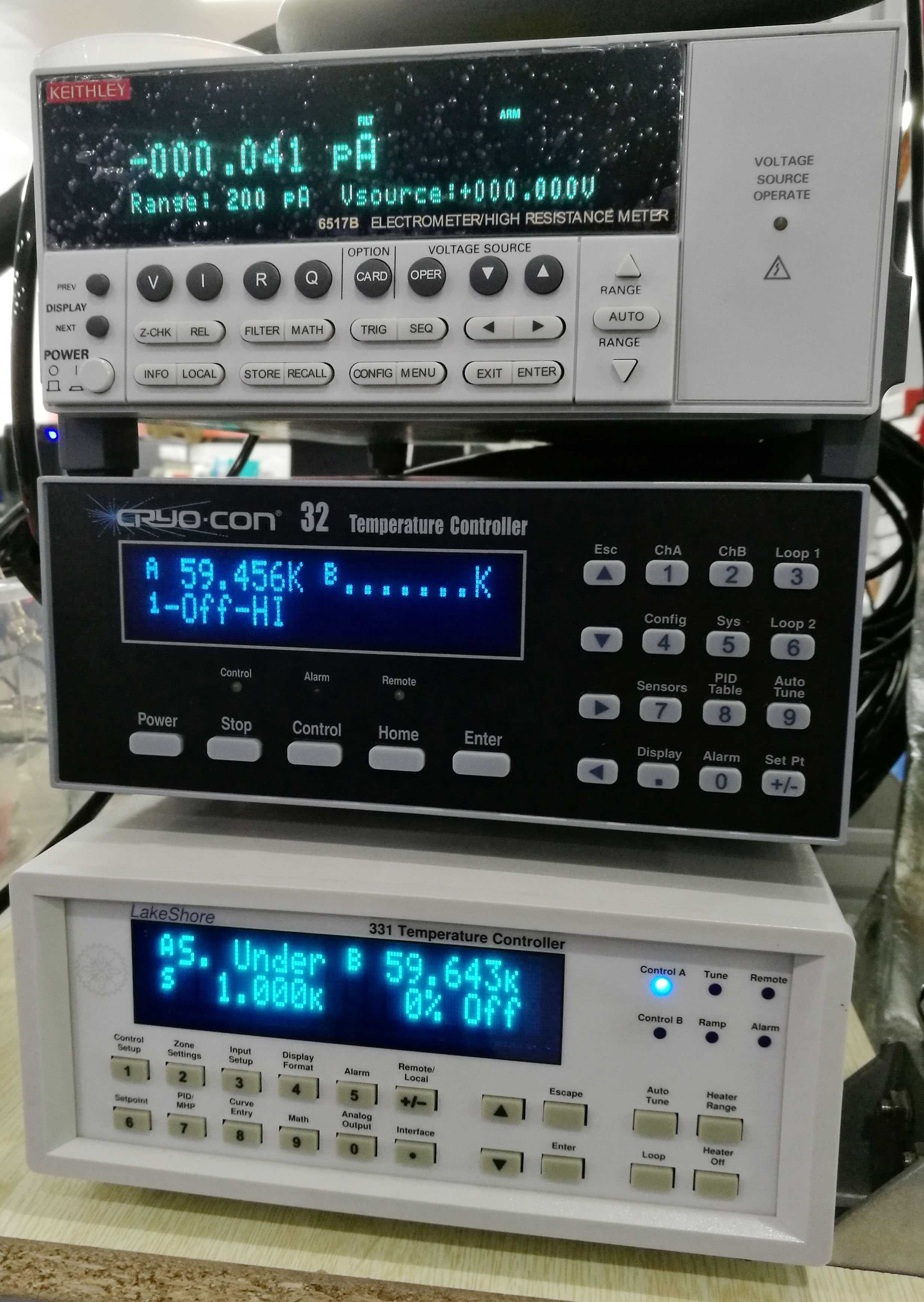 樣品臺(tái)在最低溫度(59.6 K)時(shí)的背景電流(4.1E-14 A) 樣品臺(tái)在最低溫度(59.6 K)時(shí)的背景電流(4.1E-14 A)