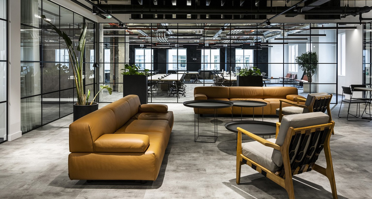 休闲椅和休闲沙发营造了视觉平衡和流畅的交流洽谈空间.