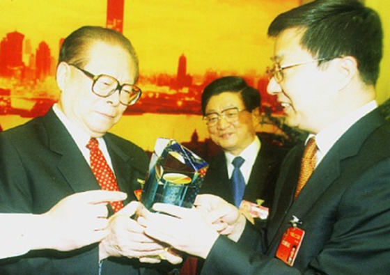 2003年上海市市長(zhǎng)韓正將《東海大橋，橋基基巖巖芯與琉璃結(jié)合》贈(zèng)送國(guó)家主席江澤民