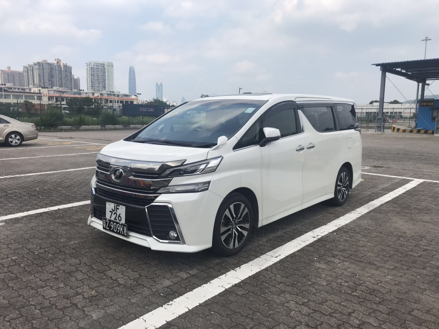 深圳30系保姆車租車(阿爾法租車公司)