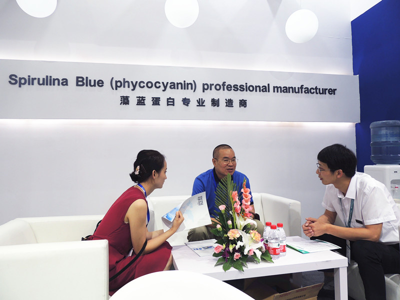 賓美生物潘總與來訪客戶交流