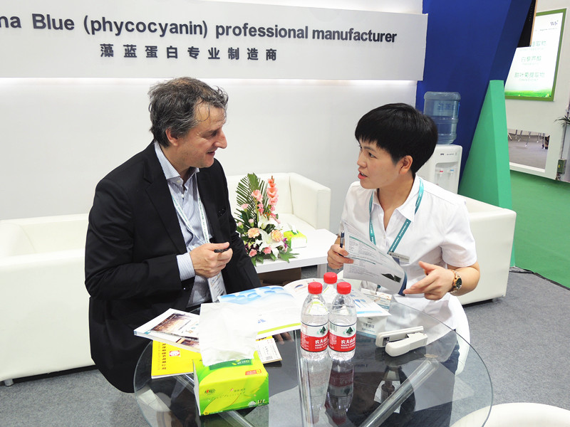 賓美生物銷售員與來訪客戶交流