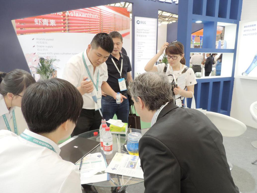 賓美生物張總展示藻藍(lán)蛋白產(chǎn)品
