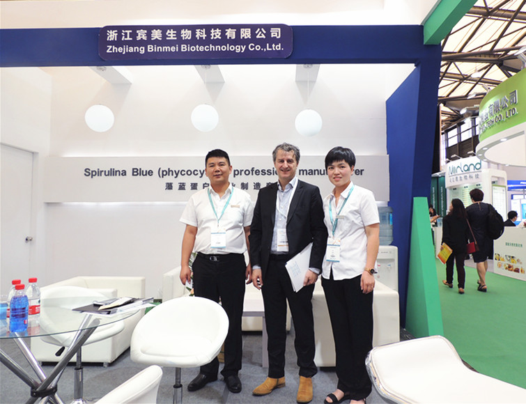 賓美生物張總與來訪客戶合影