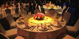 它是目前国际上所通行的一种非正式的西式宴会,在大型的商务活动中尤