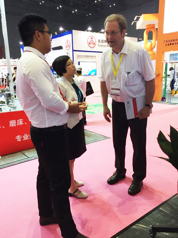 瑞典IVF冷卻特性測試儀展會川奇客戶經(jīng)理與客戶探討產(chǎn)品問題