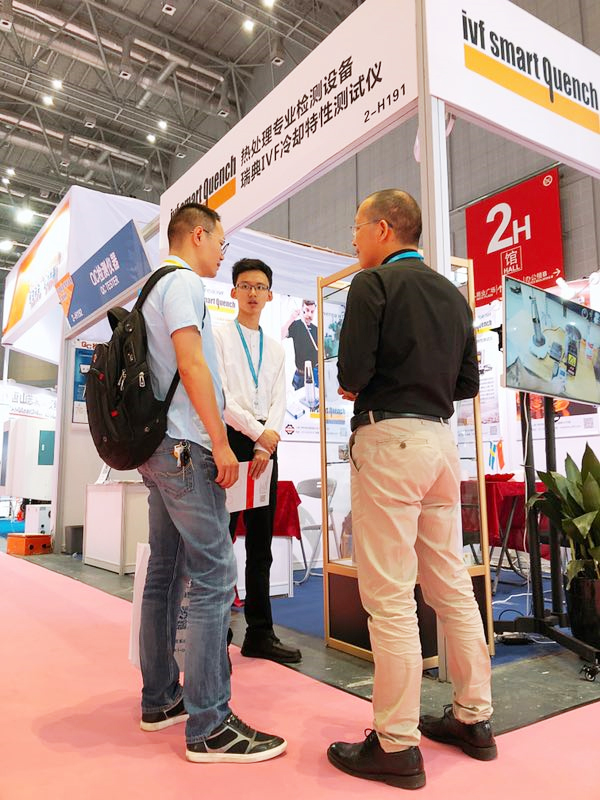 瑞典IVF冷卻特性測試儀展會川奇客戶經(jīng)理與客戶探討產(chǎn)品問題