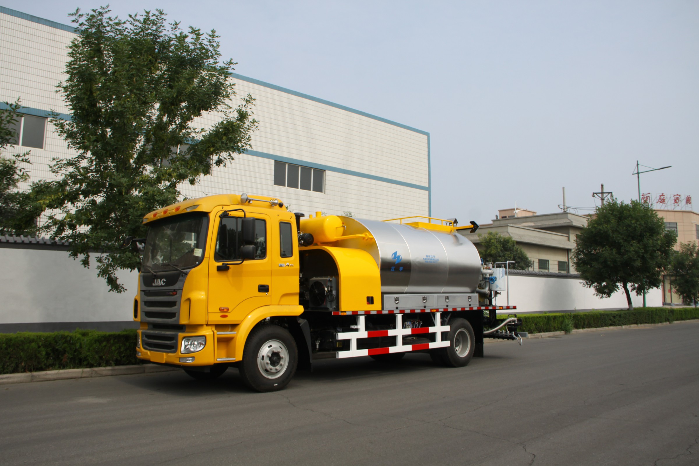 沥青洒布车_沥青洒布车价格_河南沥青洒布车价格_ 亿龙供