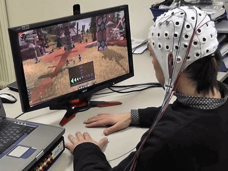 在脑机接口游戏中,受试者在玩旨在控制虚拟对象的vr游戏时戴上eeg头戴