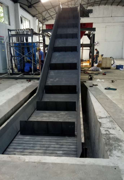 廣州環保配套重型鏈板輸送機安裝調試完成