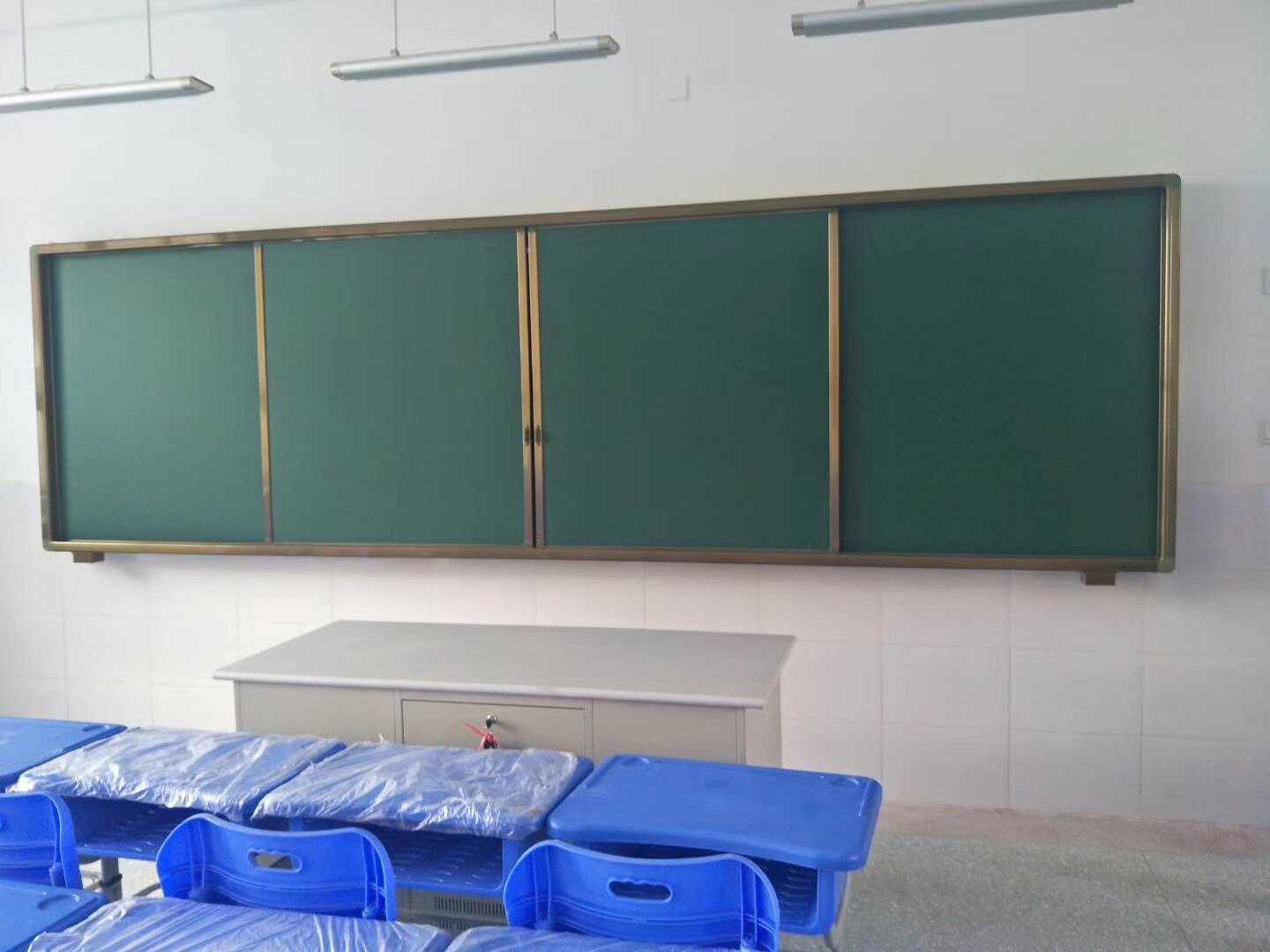 如何正确使用学校推拉黑板