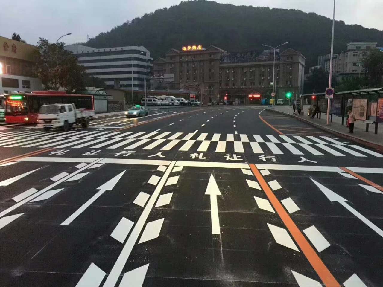 校园道路划线工作开始