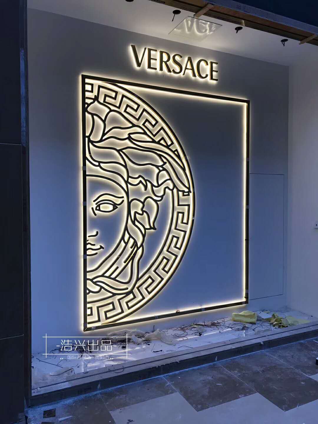 如何在店門口安裝福建卡布燈箱呢？