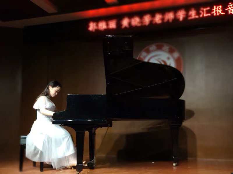 2019届学生 尹芷若 钢琴演奏