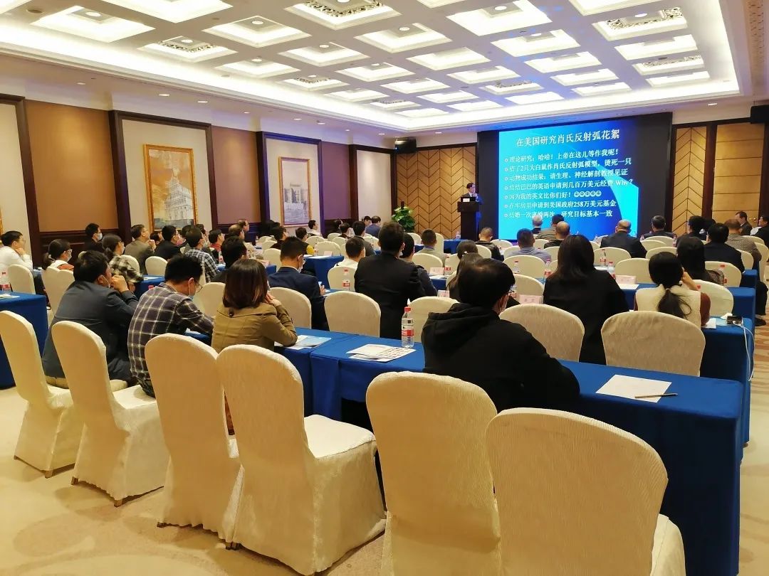 会议现场2-与会医师热烈交流