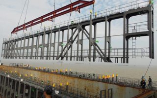 container lashing bridge