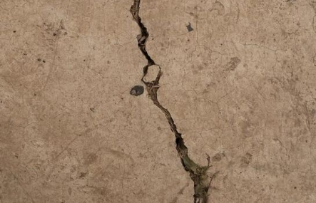 修補墻體裂縫可使用上海環(huán)宇建筑工程材料有限公司研發(fā)生產(chǎn)的聚合水泥砂漿（修補砂漿）：秀樸-SJ45