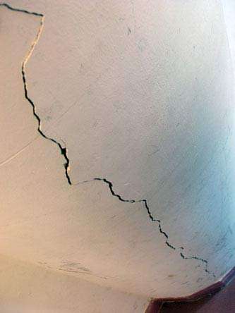 墻體裂縫修補采用上海環(huán)宇的修補砂漿（聚合物水泥砂漿）：秀樸-SJ45