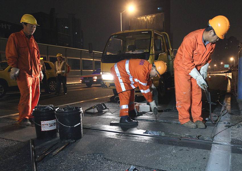 道路快修首選上海環(huán)宇建筑工程材料有限公司生產(chǎn)的“快鹿”系列產(chǎn)品