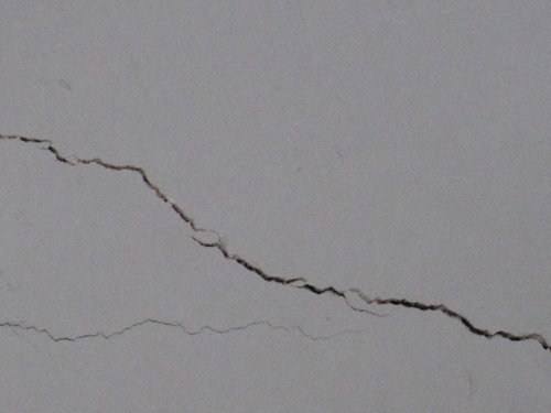 墻體裂縫修補(bǔ)可使用上海環(huán)宇建筑工程材料有限公司生產(chǎn)的修補(bǔ)砂漿（聚合物水泥砂漿）：秀樸-SJ45