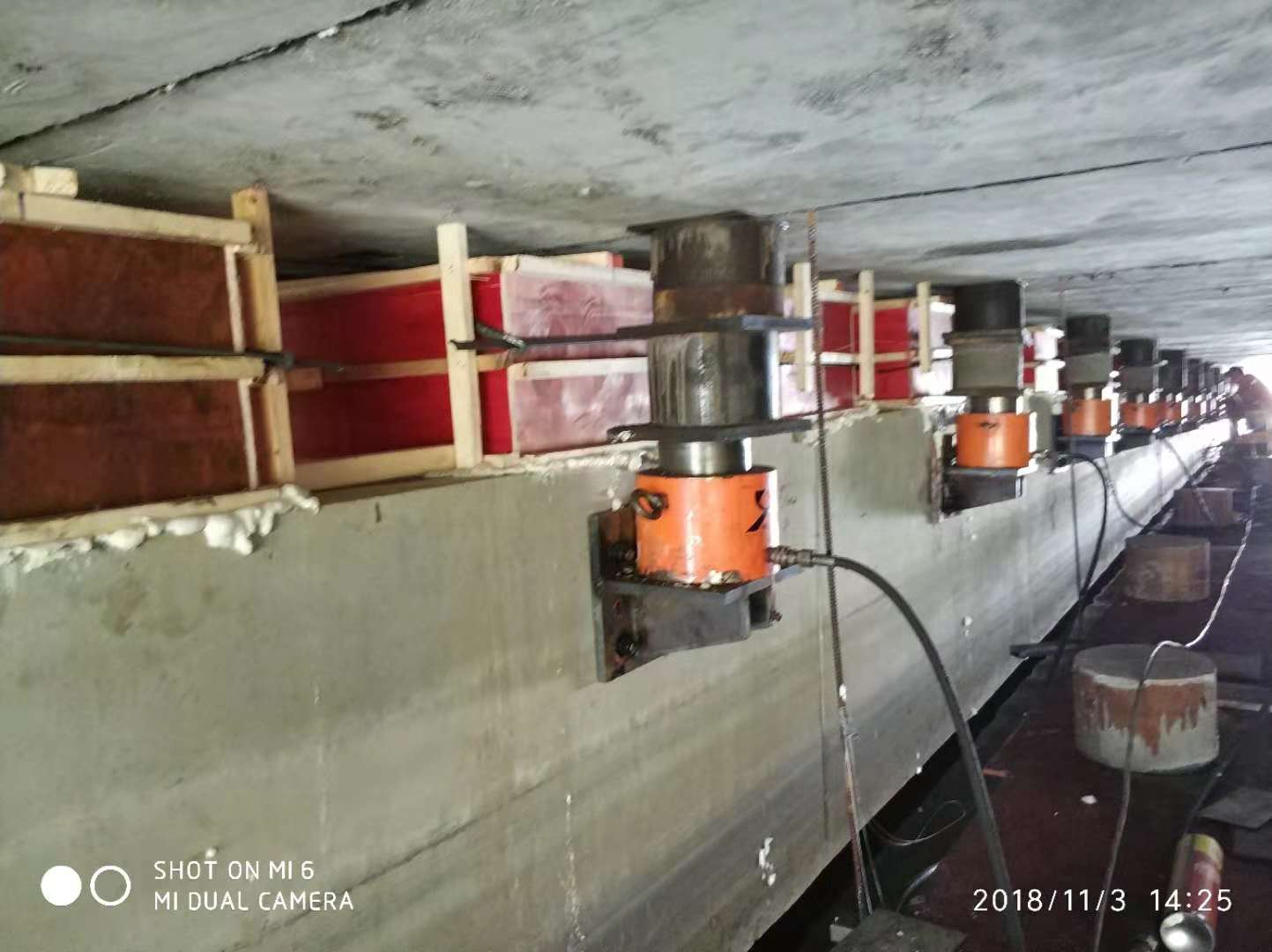 上海環(huán)宇研發(fā)生產(chǎn)的結(jié)構(gòu)灌漿料：秀樸-J45。該材料具有流動(dòng)性好、自密實(shí)、漿料自流等特性，適用于房屋結(jié)構(gòu)加固、橋梁加固等建筑構(gòu)件。