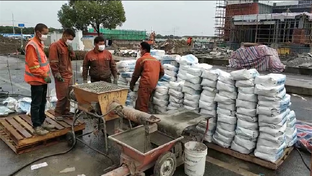 上海環(huán)宇研發(fā)生產(chǎn)的結(jié)構(gòu)灌漿料：秀樸-J45。該材料具有流動(dòng)性好、自密實(shí)、漿料自流等特性，適用于房屋結(jié)構(gòu)加固、橋梁加固等建筑構(gòu)件。