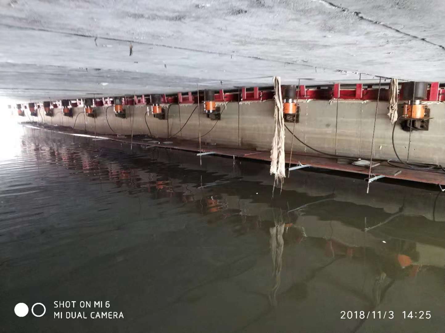 上海環(huán)宇研發(fā)生產(chǎn)的結(jié)構(gòu)灌漿料：秀樸-J45。該材料具有流動(dòng)性好、自密實(shí)、漿料自流等特性，適用于房屋結(jié)構(gòu)加固、橋梁加固等建筑構(gòu)件。