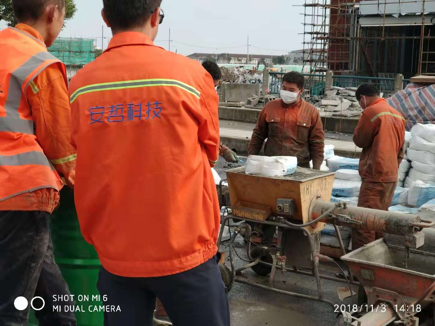 上海環(huán)宇研發(fā)生產(chǎn)的結(jié)構(gòu)灌漿料：秀樸-J45。該材料具有流動(dòng)性好、自密實(shí)、漿料自流等特性，適用于房屋結(jié)構(gòu)加固、橋梁加固等建筑構(gòu)件。