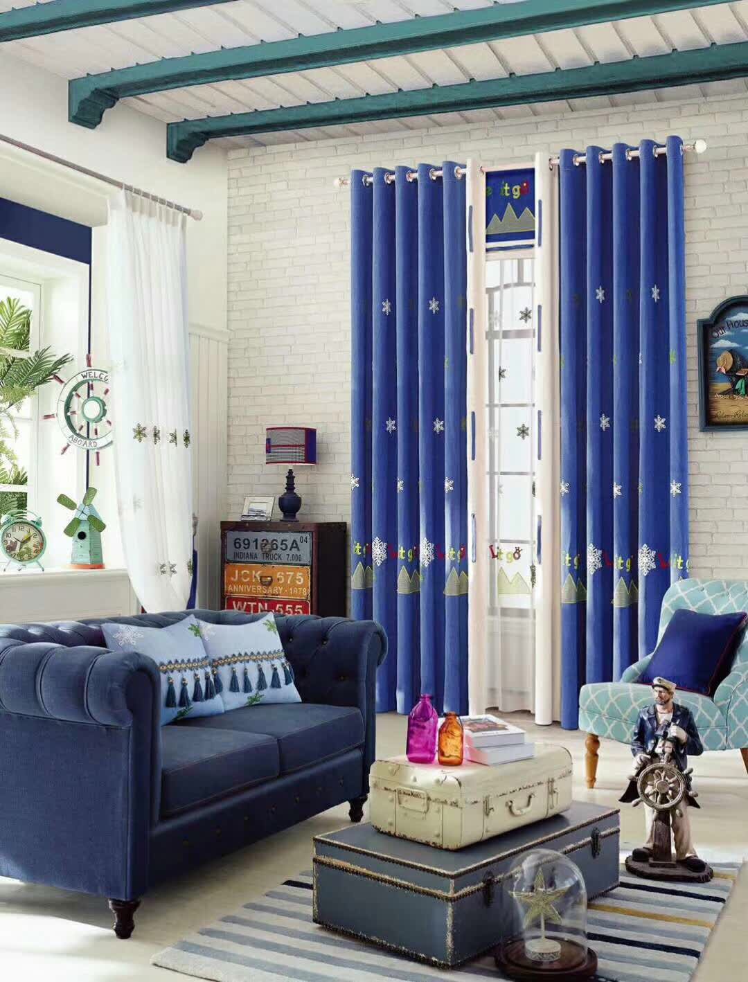 深藍色窗簾